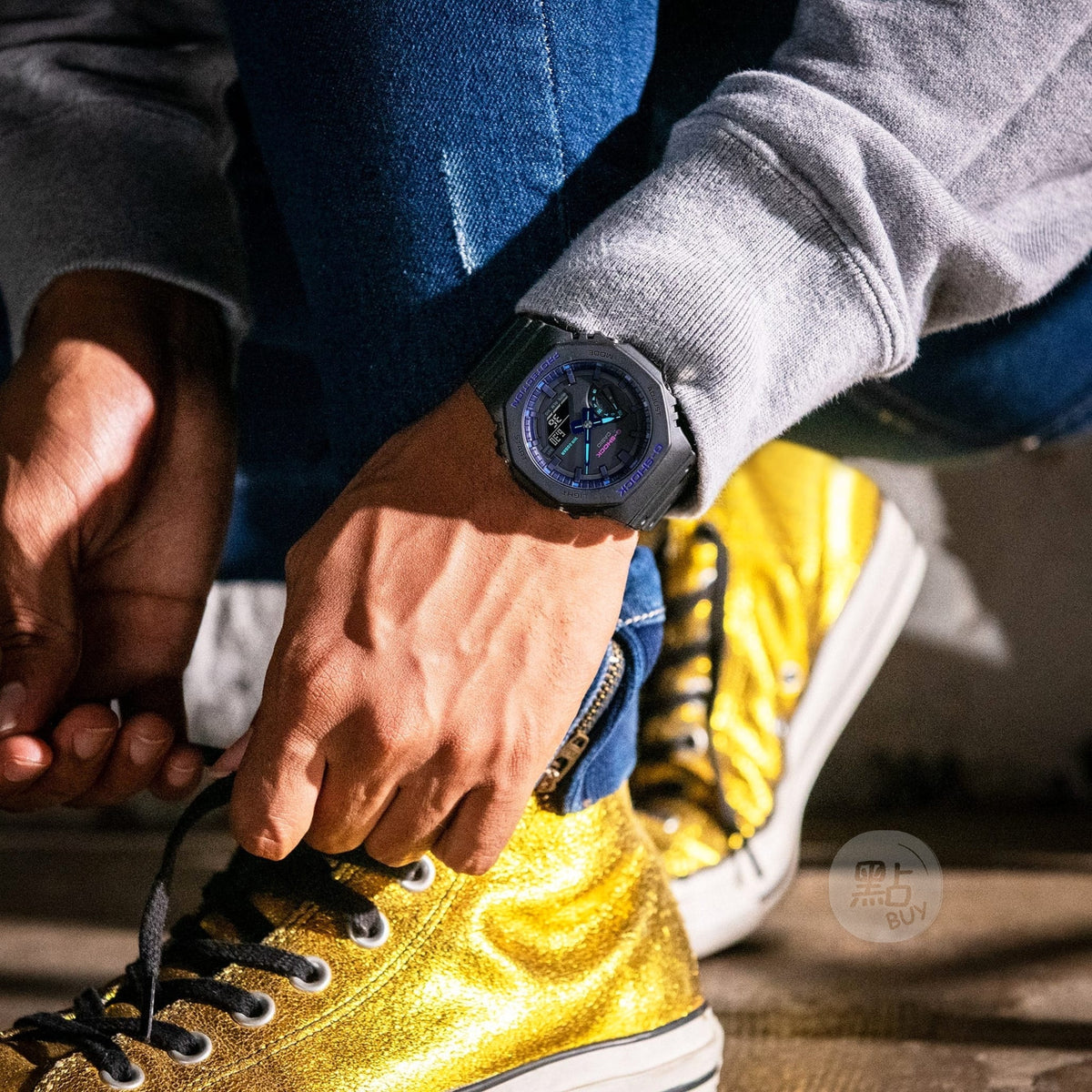 CASIO GA-2100VB-1AER G-Shock 200M 防水 防震 - 佩戴於手腕,綁黃色波鞋鞋帶時尚生活照