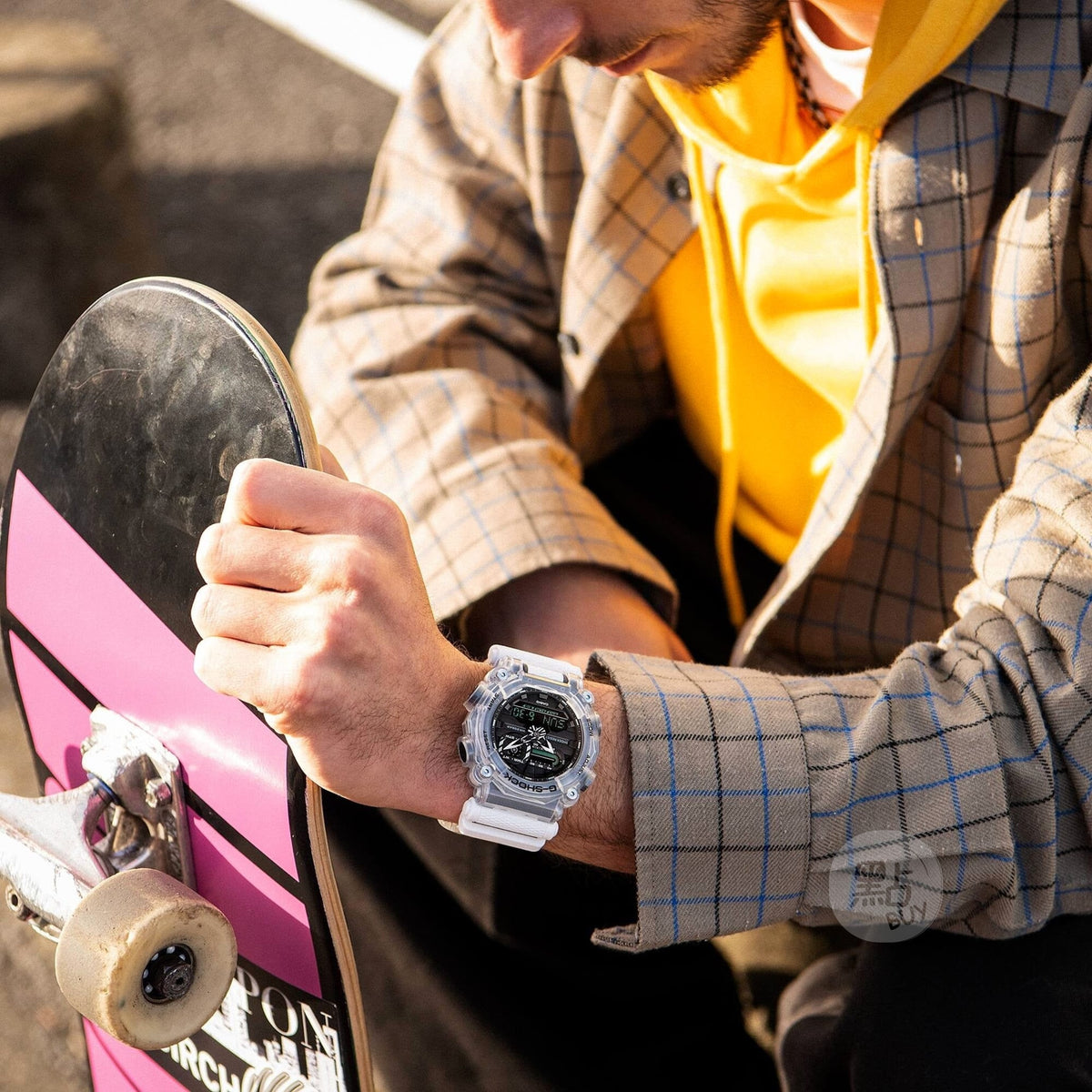CASIO GA-900SKL-7AER G-Shock 200M 防水 防震 - 佩戴於手腕特寫,戶外時尚生活場景
