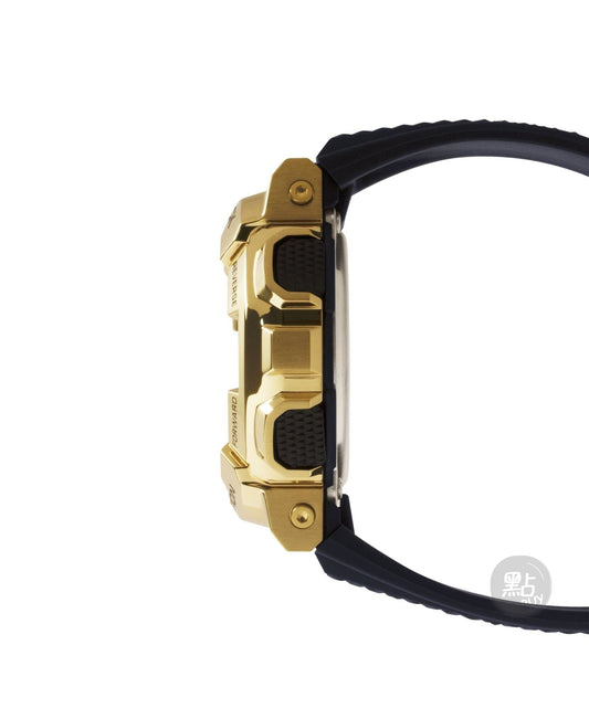 CASIO GM-110G-1A9ER G-Shock 樹脂錶帶 200米防水 - 金色按鈕及錶殼側面特寫