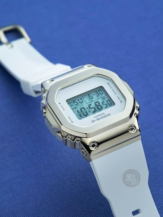 CASIO GM-S5600G-7ER GM-S5600 Series 數碼白色手錶 - 藍色背景斜角圖,展示金色錶圈