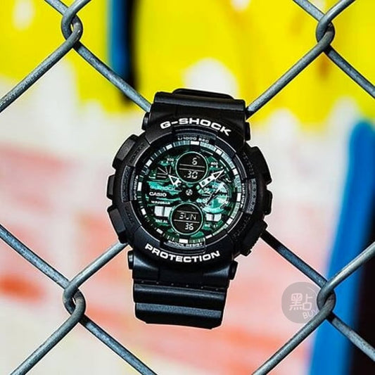 CASIO GA-140MG-1AER G-Shock 200M 防水 防震 - 手錶懸掛於鐵絲網圍欄，戶外時尚生活照