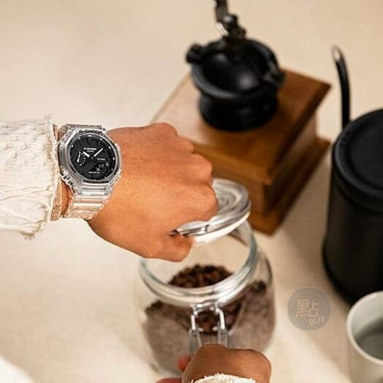CASIO GA-2100SKE-7ADR G-Shock 200M 防水 防震 - 手錶佩戴於手腕，伸手拿咖啡豆罐時尚生活照