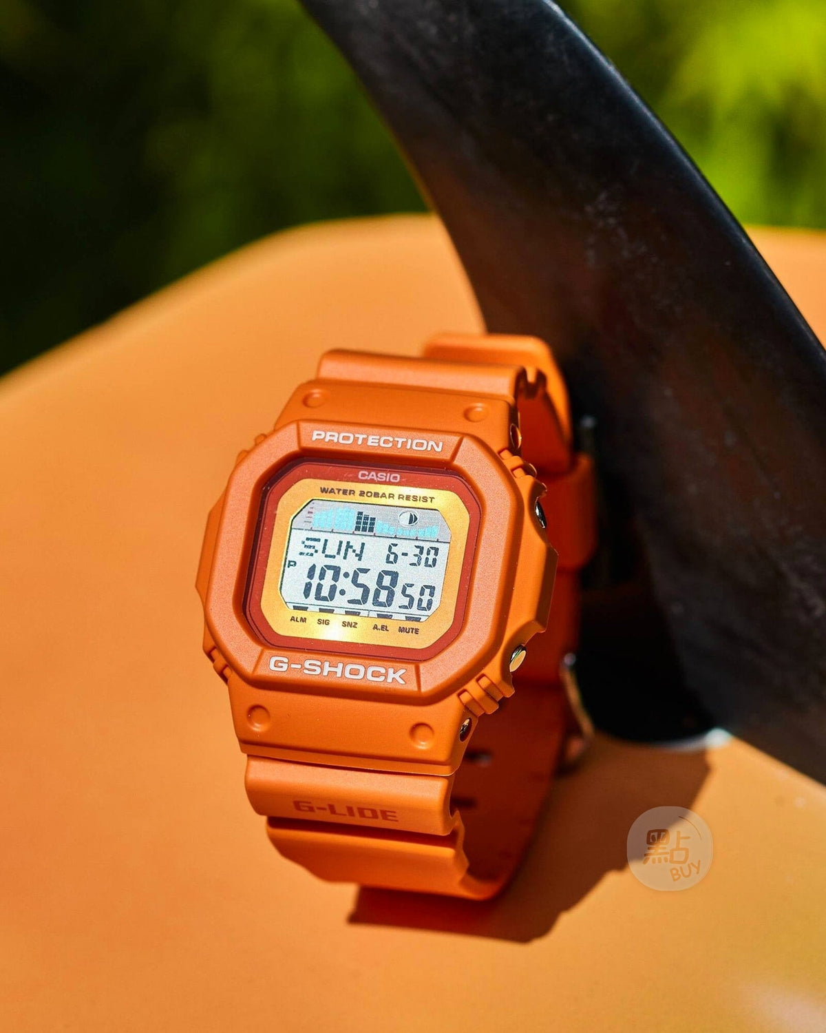 CASIO GLX-5600RT-4ER G-Shock G-Lide 手錶 - 手錶擺放於橙色滑浪板上，戶外特寫照