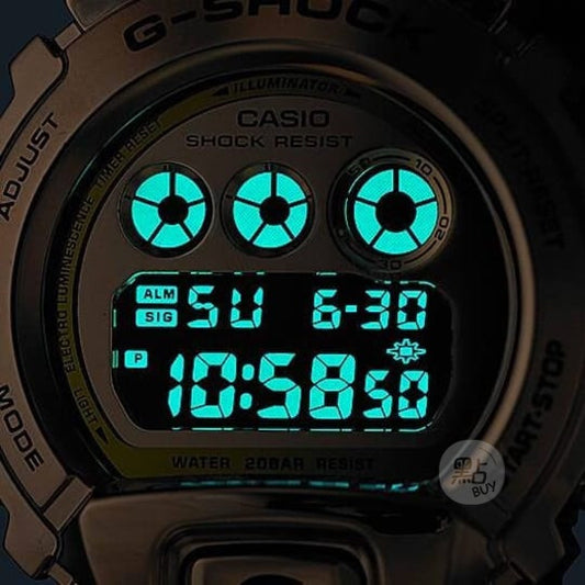 CASIO GM-6900G-9DR G-SHOCK 數碼金色錶盤男士手錶 - 錶面特寫，黑暗中藍綠色背光照明
