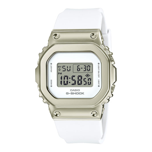 CASIO GM-S5600G-7DR G-SHOCK 女士數碼白色錶盤女裝手錶 - 白色錶款配香檳金色金屬錶殼，正面白色背景