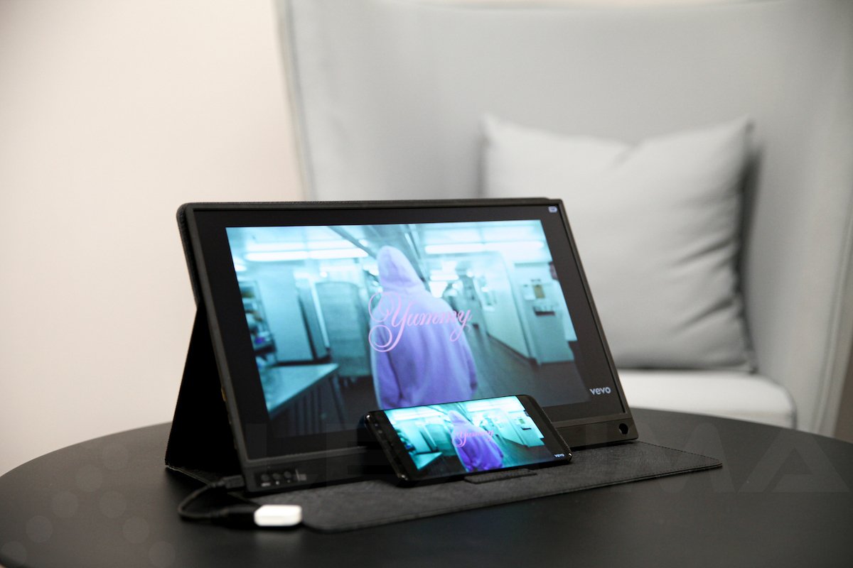 Lexuma XScreen Air - Wireless Portable Monitor 15.6 Ultra Slim 1920x1080 IPS 1080P Full HD with Built-in Battery SmartView Screen Mirroring duplicated monitor